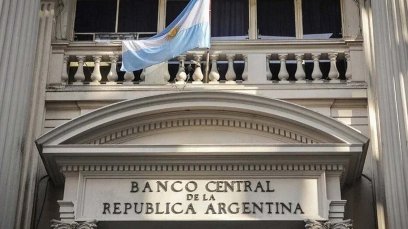 El Banco Central fortalece reservas y Economía usará ganancias para pagar deuda en pesos